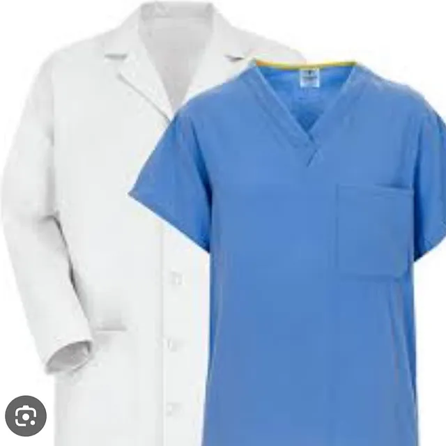 En hvit frakk og en blå skrub-uniform, typisk for helsepersonell.